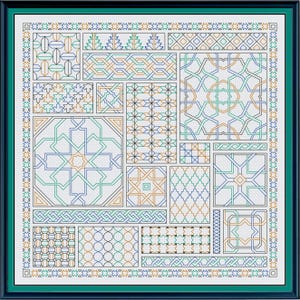 Puede incluir: Un muestrario de punto de cruz enmarcado con patrones geométricos en tonos azules, verdes y dorados. El diseño incluye varias formas y bordes, todo dentro de un marco verde oscuro. Es una detallada pieza de arte textil.