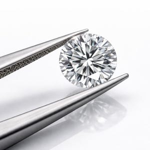 Puede incluir: Un diamante de talla brillante, sostenido por unas pinzas plateadas. La gema redonda brilla con numerosas facetas, reflejando la luz. Las pinzas tienen agarres texturizados, sobre un fondo blanco brillante.