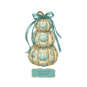 Può includere: Una pila di tre zucche color crema decorate con un motivo a conchiglie color verde acqua, legate con un nastro dello stesso colore in cima. Sotto le zucche c'è un'etichetta rettangolare color verde acqua con il testo Autumn Motif Single PNG.