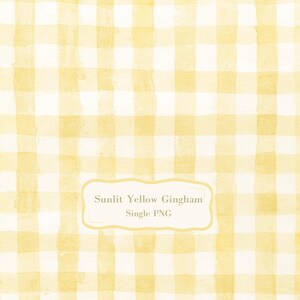 Può includere: Un motivo digitale caratterizzato da un design a quadretti vichy ad acquerello giallo e bianco. Al centro dell'immagine si trova un'etichetta rettangolare giallo chiaro con angoli arrotondati contenente il testo Sunlit Yellow Gingham Single PNG.