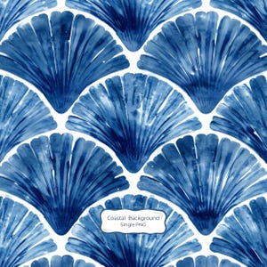 Puede incluir: Un patrón repetitivo de conchas en forma de abanico pintadas con acuarela azul sobre un fondo blanco. El diseño presenta motivos de conchas festoneadas superpuestas en varios tonos de azul. Una etiqueta rectangular blanca con el texto Coastal Background Single PNG.