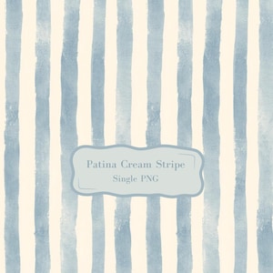 Puede incluir: Un patrón digital con rayas verticales en una textura de acuarela azul apagado sobre un fondo crema sólido. Una etiqueta central azul claro con borde festoneado contiene el texto Patina Cream Stripe Single PNG.