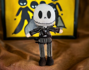 Peut inclure: Poupée au crochet de Jack Skellington, avec une tête blanche, des yeux noirs et un sourire cousu. Il porte un costume à rayures noires et blanches. En arrière-plan, une peinture jaune avec des personnages noirs. Fait à la main.