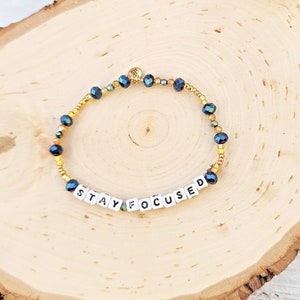 Pulseira de letras com contas azuis e douradas STAY FOCUSED