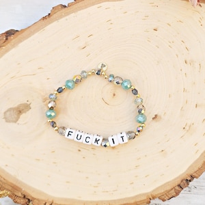 Pulsera de letras con cuentas verdes y doradas FUCK IT