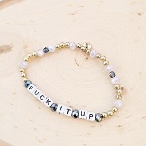 Pulsera con letras iridiscentes de cristal blanco, dorado y negro FUCK IT UP