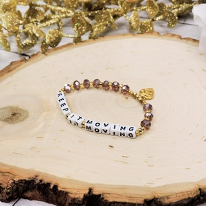 Pulsera motivacional con cuentas y letras KEEP IT MOVING