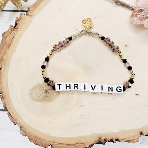 THRIVING Buchstaben Perlen Motivations Armband