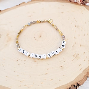 Pulseira de letras douradas iridescentes com contas LET that SHIT GO