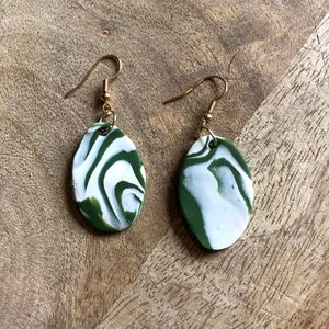 Grün & Weiß marmoriert Polymer Clay Ohrringe