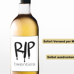 Op de afbeelding: Een fles witte wijn met een etiket waarop "RIP twenties" staat. Het etiket heeft een zwart-witte afbeelding van de letters "RIP" met druppels verf die van de onderkant van de letters komen.