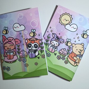 Può includere: Due quaderni illustrati con uno sfondo viola e blu pastello. I quaderni presentano animali dei cartoni animati che bevono bubble tea con un design di nuvole e sole fantasioso.