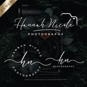 Puede incluir: Diseño de logotipo en blanco y negro para un negocio de fotografía. El logotipo presenta el nombre "Hannah Nicole Photography" escrito en una fuente cursiva con un icono de cámara estilizado. El logotipo se encuentra sobre un fondo verde oscuro.