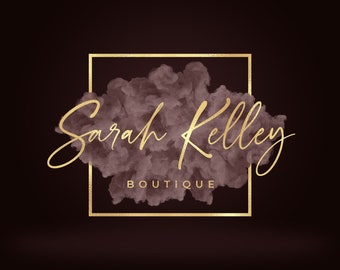 Op de afbeelding: Een gouden vierkante lijst met een roze en paarse aquarel wolk ontwerp. De tekst "Sarah Kelley Boutique" is geschreven in gouden schrift.