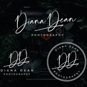 Puede incluir: Un logotipo en blanco y negro para Diana Dean Fotografía. El logotipo presenta una firma manuscrita con las iniciales "DD" y el texto "Diana Dean Fotografía".