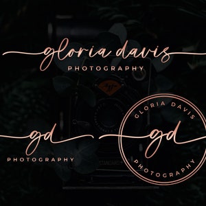 Puede incluir: Un logotipo para un negocio de fotografía llamado "Gloria Davis Photography". El logotipo presenta una fuente de escritura a mano en color oro rosa. El logotipo también incluye un diseño circular con las iniciales "gd" en color oro rosa.