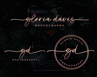 Può includere: Un logo per un'azienda di fotografia chiamata "Gloria Davis Photography". Il logo presenta un font di scrittura a mano in oro rosa. Il logo include anche un design circolare con le iniziali "gd" in oro rosa.