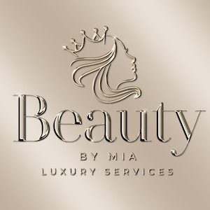 Puede incluir: Logotipo dorado con la palabra "Beauty" en fuente serif, con las palabras "BY MIA" y "LUXURY SERVICES" debajo. Encima de "Beauty" hay una silueta dorada del perfil de una mujer con una corona. El fondo es un degradado marrón claro.