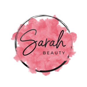 Könnte beinhalten: Ein rosa Aquarellkreis mit schwarzem Umriss und dem Text "Sarah BEAUTY" in handschriftlicher Schrift.