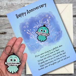 Carte de voeux amusante d'anniversaire pour mari ou femme avec un porte-clés en forme de méduse. Option personnalisée disponible