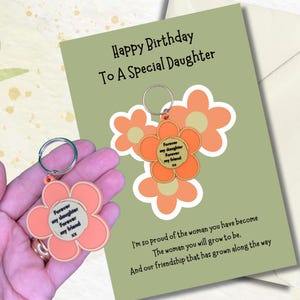 Biglietto di auguri speciale per il compleanno della figlia con portachiavi a forma di fiore. Opzione personalizzata disponibile