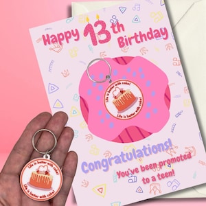Carte de voeux de 13e anniversaire avec gâteau, cadeau porte-clés. Option personnalisée disponible