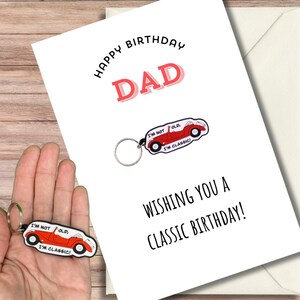 Vader verjaardagswenskaart met klassieke auto sleutelhanger cadeau. Gepersonaliseerde optie beschikbaar