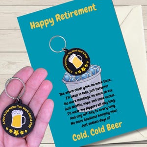 Grappige pensioenwenskaart met een biertje Sleutelhanger sleutelhanger klein cadeautje. Gepersonaliseerde optie beschikbaar