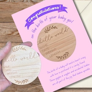 Nouvelle carte de voeux de baby shower pour petite fille avec plaque souvenir en bois Hello World. Option personnalisée disponible