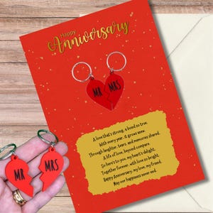 Carte de voeux d'anniversaire avec deux cadeaux coeur d'amour, M. et Mme, porte-clés. Option personnalisée disponible