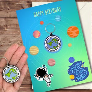 Carte de voeux d'anniversaire pour garçon ou fille avec porte-clés globe. Option personnalisée disponible