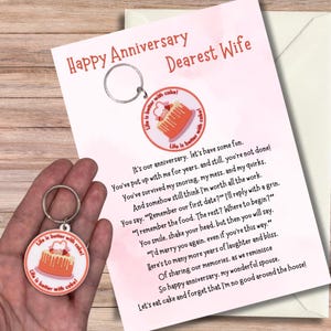 Tarjeta de felicitación de aniversario para tu esposa con un llavero de pastel. Personalizable.