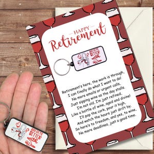 Grappige pensioenwenskaart met wijn sleutelhanger cadeau. Gepersonaliseerde optie beschikbaar