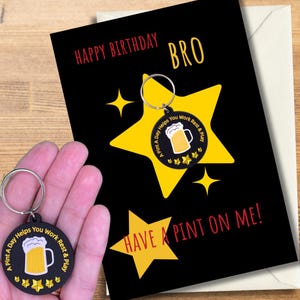 Carte de voeux d'anniversaire de frère BRO avec un cadeau de porte-clés d'une pinte de bière. Option personnalisée disponible