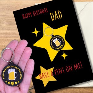 Carte de voeux drôle d'anniversaire de papa avec un cadeau de porte-clés d'une pinte de bière. Option personnalisée disponible