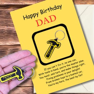 Divertida tarjeta de felicitación de cumpleaños para papá con un llavero de martillo. Personalizable.