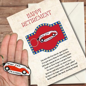 Carte drôle de retraite avec le cadeau de porte-clés de voiture classique. Option personnalisée disponible