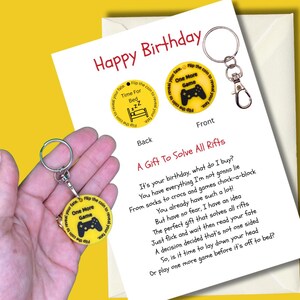 Cartão de aniversário engraçado com moeda de decisão de jogo, chaveiro de presente. Opção personalizada disponível