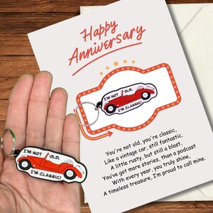 Verjaardag grappige ouderdomshumor wenskaart met klassieke auto sleutelhanger cadeau. Gepersonaliseerde optie beschikbaar