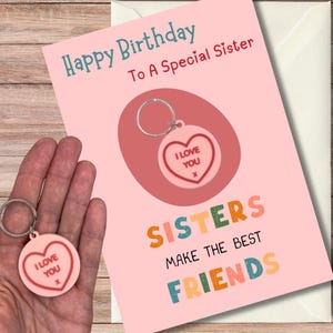Biglietto di auguri per il compleanno della sorella con un dolce portachiavi a forma di cuore. Disponibile opzione personalizzata