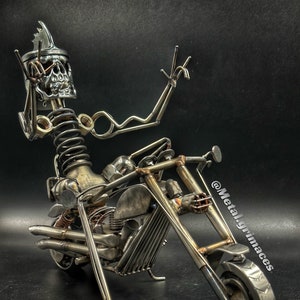 Escultura de motociclista de chatarra: Piston Skull Hell Rider (240 x 280 mm)