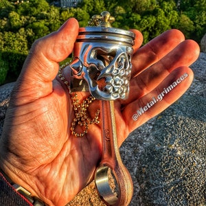 Escultura de calavera de pistón tallada a mano: Arte mecánico