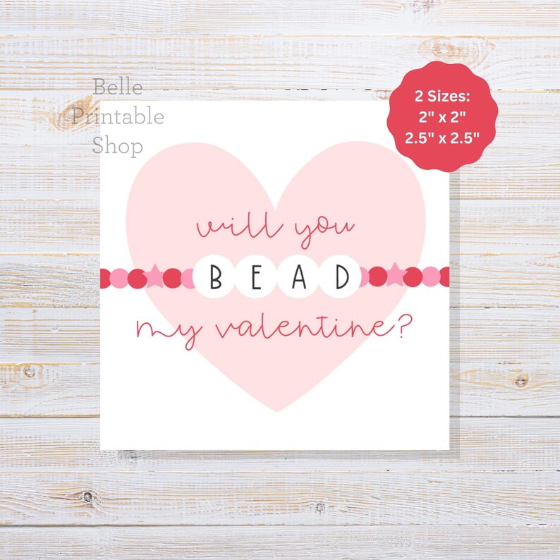 Puede incluir: Tarjeta imprimible con tem&aacute;tica de San Valent&iacute;n con un coraz&oacute;n rosa y la frase "will you BEAD my valentine?" en una fuente l&uacute;dica. La palabra "BEAD" est&aacute; escrita con cuentas de letras. Disponible en dos tama&ntilde;os: 5,08 cm x 5,08 cm y 6,35 cm x 6,35 cm.