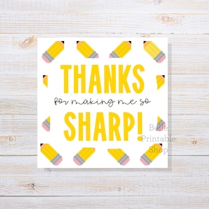 Puede incluir: Una tarjeta blanca con fondo amarillo y un patrón de lápices amarillos. La tarjeta dice "Gracias por hacerme tan afilado!" en texto amarillo.