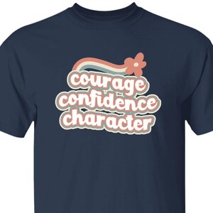 Camiseta arcoíris retro con el personaje "JÓVENES, Coraje y Confianza" en tallas infantiles para Girl Scouts Navy