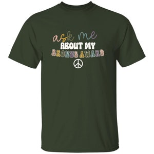 JEUNESSE Interrogez-moi sur mon cadeau de fin d'année de t-shirt de récompense de bronze Girl Scout Forest
