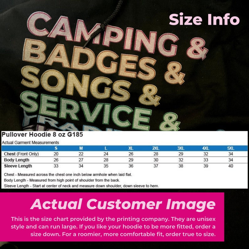 以下が含まれることがあります： レインボーカラーで「Camping & Badges & Songs & Service」と書かれた黒いプルオーバーフーディーのサイズチャート。チャートは、Sから5XLまでのサイズについて、胸囲、着丈、袖丈をインチで表示しています。