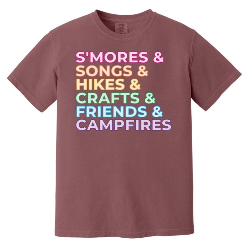 Smores, Songs, Campfires - Camiseta de colores cómodos para adultos de talla grande con lista de acampada para líderes de tropas de Girl Scouts Berry