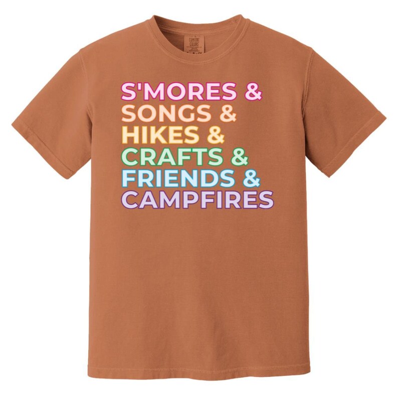 Smores, Songs, Campfires - Camiseta de colores cómodos para adultos de talla grande con lista de acampada para líderes de tropas de Girl Scouts Yam