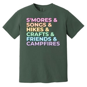 Smores, Songs, Campfires - Camiseta de colores cómodos para adultos de talla grande con lista de acampada para líderes de tropas de Girl Scouts Blue Spruce